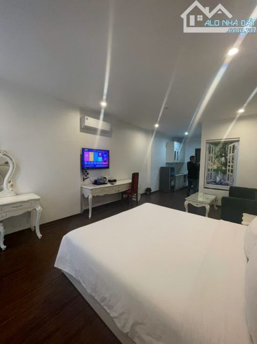 C.H.O T.H.U.Ê toà khách sạn tại Văn Cao, 90 phòng full đồ, 700 triệu