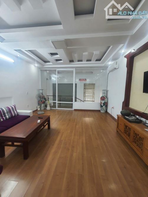Cho thuê nhà 6 ngủ khép kín tại Văn Cao, 75m2, 4 tầng, 18 triệu