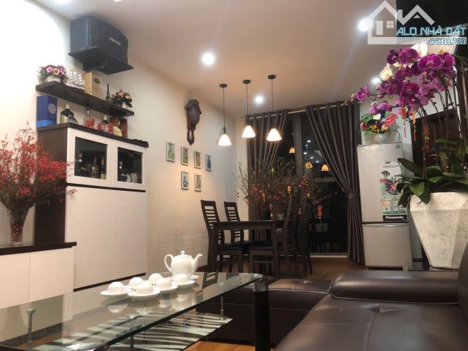 Cho thuê gấp căn hộ 2 ngủ full đồ tại Home City Trung Kính giá chỉ 14 triệu/ tháng
