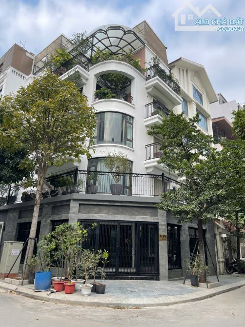 Cho thuê biệt thự tại KĐT Mỹ Đình II . DT : 220 * 4 Tầng . Lô góc 2 mặt tiền.giá: 50 triệu