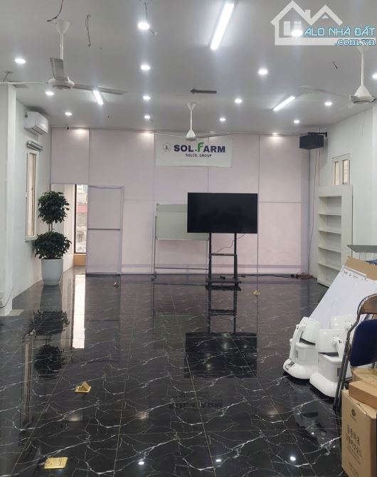 Cho thuê văn phòng, gym, spa, dạy học: 40m 5tr; 70m 11tr; 100m 16tr. Phố Lạc Trung.