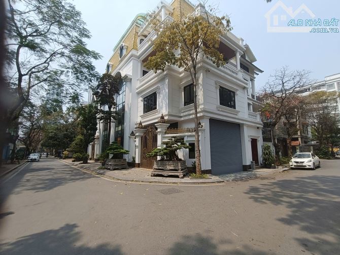Cho thuê biệt thự tại KĐT Nam Cường Hoàng Quốc Việt. DT: 250m2 * 4T. Lô góc.