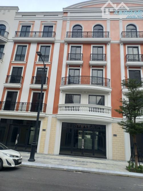 Cho thuê nhà xây thô 5 tầng hoàn thiện mặt ngoài 120m2,11PN ngay Quảng Trường Biển Sầm Sơn
