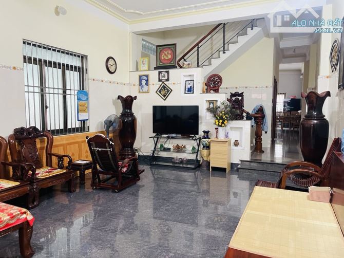 Bán nhà vườn 2 tầng Khuê Trung, kề sát Hải Châu, DT lớn 240m2 ngang 10m chỉ 15.x tỷ