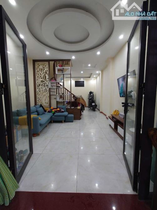 Cho thuê nhà phố Thạch bàn Long Biên, 42 m , 3 tầng , giá 10 triệu, 3 PN , full NT, Ô TÔ