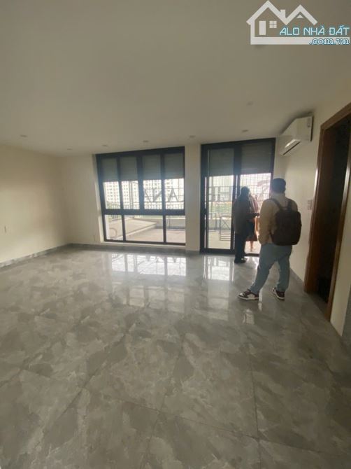 Cho thuê nhà Phạm Văn Đồng, DT 120m2; 5 tầng 1 tum 1 hầm. Thông sàn thang máy, giá 65tr/th