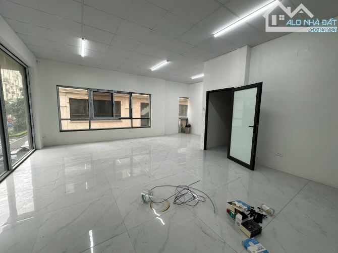 Cho thuê sàn Văn Phòng Tại Him lam, 100 m2/tầng, sàn đã ngăn sẵn 2 phòng làm việc, lô góc