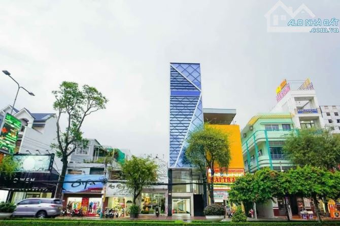 Cho thuê tòa nhà 6 tầng mới 100%, có thang máy, mặt tiền đường 30/4