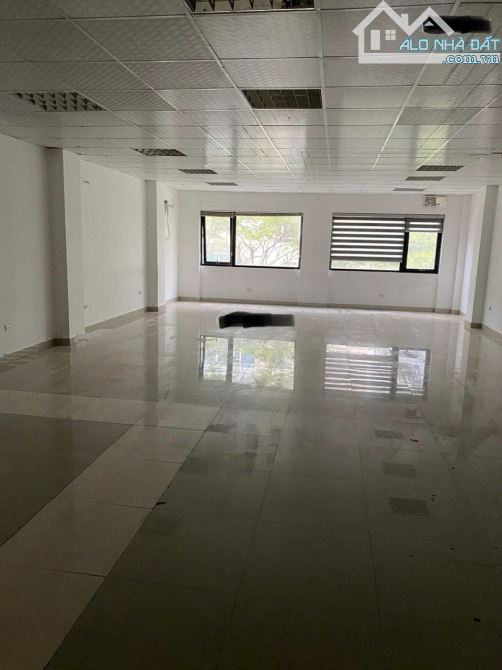 Cho thuê nhà mặt phố Lý Thường Kiệt, DT 90m2x3 tầng, MT 5m, Giá 100tr