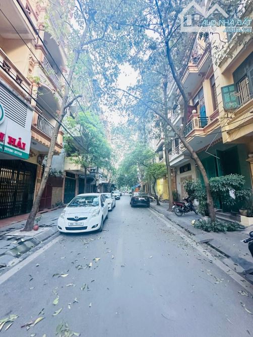 Bán nhà phân lô Đầm Trấu 2 mặt tiền vỉa hè, oto tránh, giá 26.5tỷ
