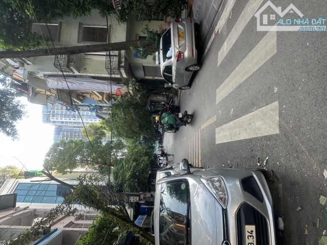 Bán nhà khu phân lô Đầm Trấu, căn góc sáng thoáng, oto dừng đỗ, giá 22tỷ