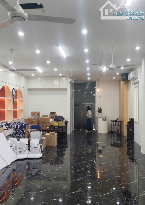 Cho thuê văn phòng, phòng khám: 40m 8tr; 50m 10tr; 100m 13tr; 110m 18tr. Phố Tam Trinh