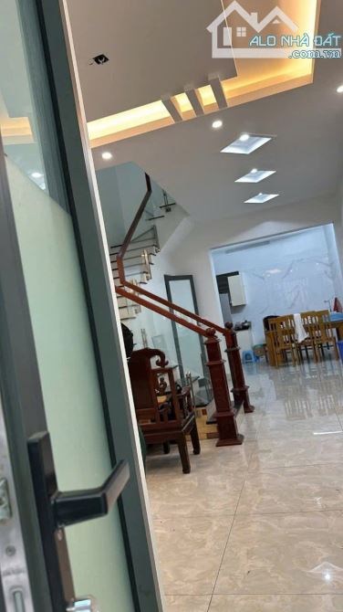 Cho thuê nhà phố Thạch Bàn long biên 60m, 3 tầng,3PN, full NT,giá 9 triệu, gần chợ và Aeon