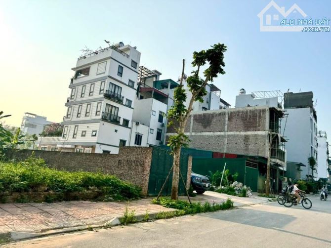 Hàng tuyệt chủng Tái định cư Ngọc Thuỵ, Vỉa hè đường 12m, DT 170m2 MT 9m
