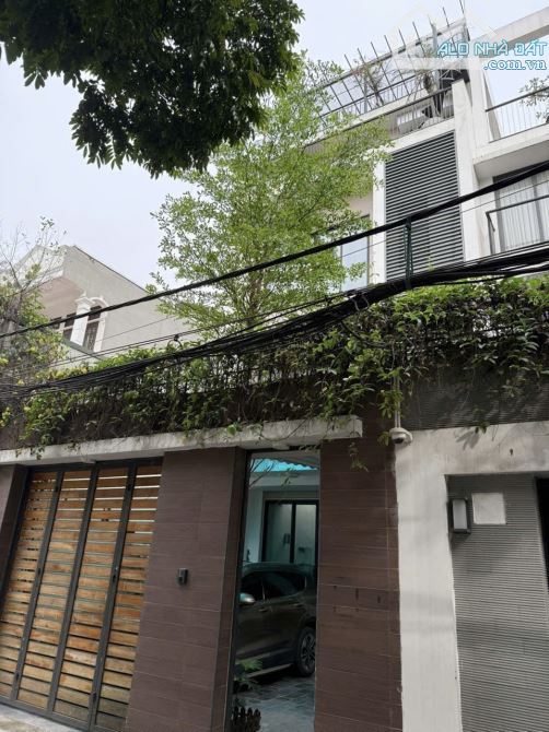CHO THUÊ NHÀ NGUYÊN CĂN TƯ ĐÌNH – LONG BIÊN – SÂN VƯỜN RỘNG – Ô TÔ VÀO TẬN NHÀ