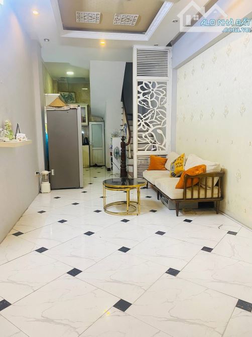 Cho thuê nhà riêng tại phố Lĩnh Nam Hoàng Mai 5 tầng 33m
