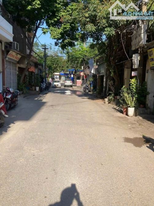 CHO THUÊ NHÀ MẶT PHỐ ĐỨC GIANG LONG 70M, 8 TRIỆU,2 TẦNG , 3PN, FULL NT, Ô TÔ, KINH DOANH