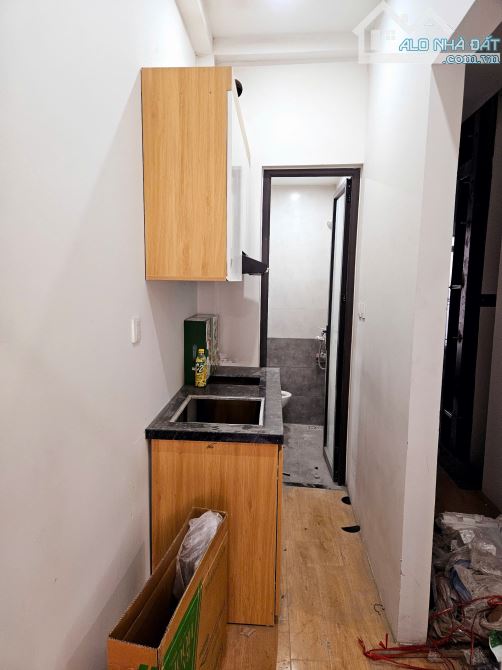Cho Thuê CCMN Ngõ 678 Đê La Thành Ba Đình 20m2 Gác Xép Cửa Sổ Thang Máy Trống 10 Phòng