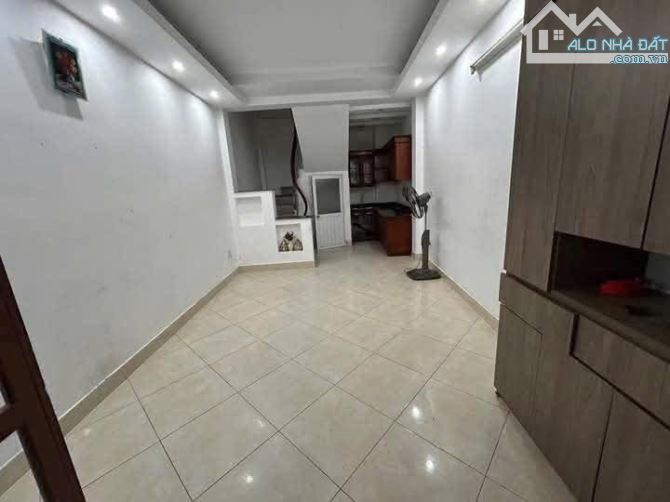 Cho thuê nhà phố Bồ Đề, Long Biên 8.5 triệu 35m, 4 tầng, 3 PN, full NT, Ô TÔ đỗ cổng.