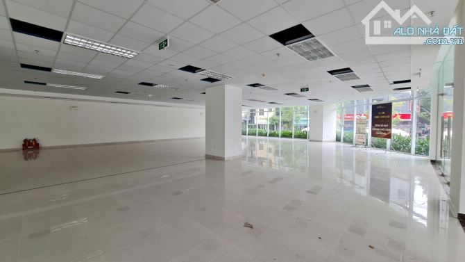 Cho thuê 8000m2 sàn, mặt phố, vị trí đắc địa, có chia nhỏ, giá tốt.