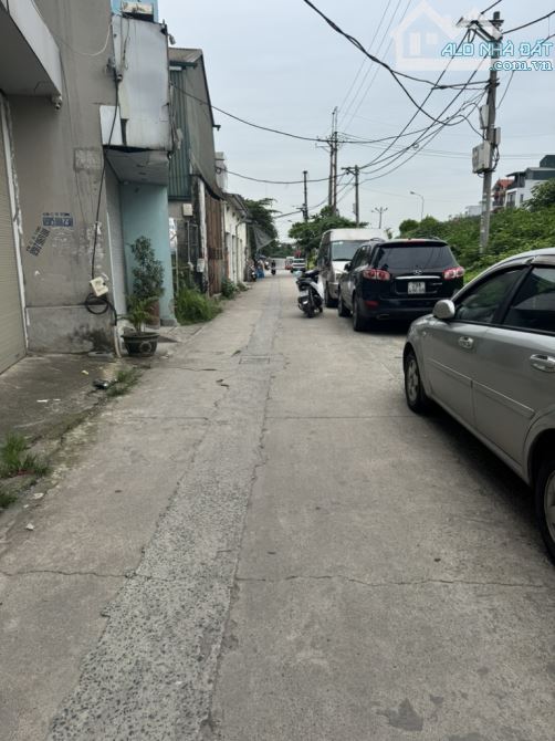 Bán đất tặng nhà. Xe công đỗ cửa trung tâm Ngọc Thụy thông số đẹp Mt 5,5m