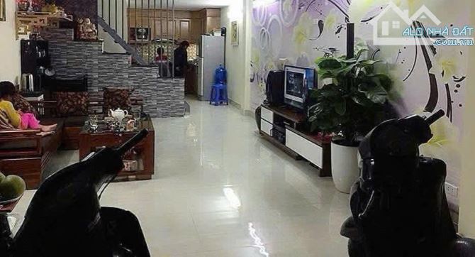 Cho thuê nhà phố Ngọc Thụy, Long Biên 8.5 triệu,50m, 2 tầng, 2 PN, full NT, Ô TÔ,KD