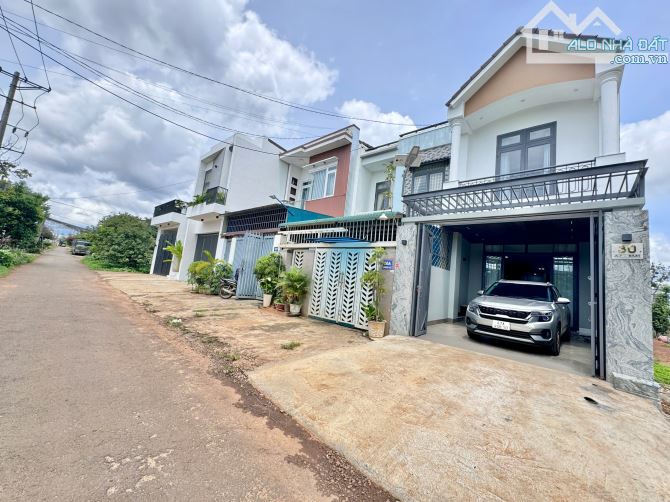 Nhà thiết kế hiện đại, ấm cúng, đầy đủ công năng, sân đậu xe bán tải. 📍