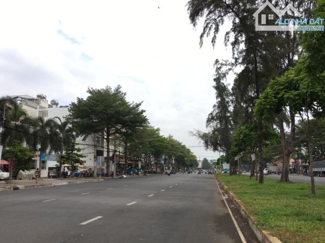 Bán nhà MT Vành Đai Trong, 18 x 50m2, cấp 4, giá 156 triệu/m2. (Tín Hưng)