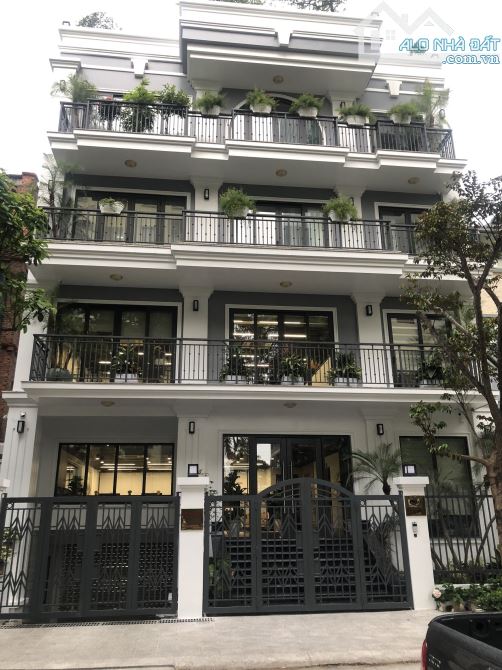 Cho thuê biệt thự tại KĐT Mễ Trì Hạ .DT : 220 M * 4 Tầng .MT : 12 M. Chia phòng .Nhà Mới