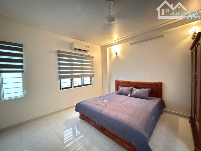 Tôi cần bán nhà phố Phan Đình Giót-La Khê-HĐ.Cạnh sân bóng Ngô Thì Nhậm ôtô đỗ.Giá 6tỷ99
