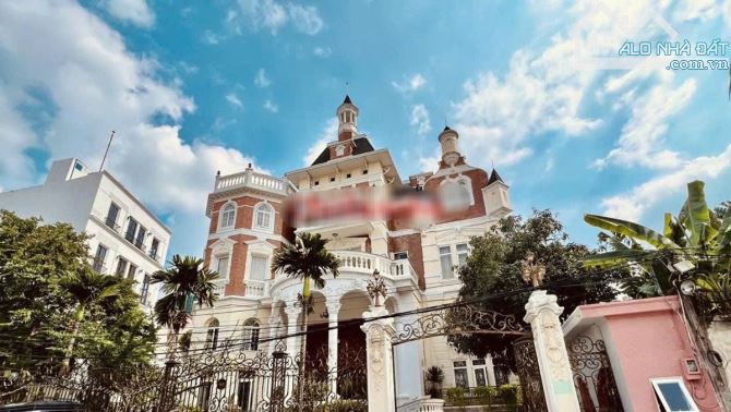 Cho thuê Biệt thự Pháp CỔ TÍCH 1.100m2– MT P. Thảo Điền, Thủ Đức –10mx22m–1H 5L 6P-185 Tr.