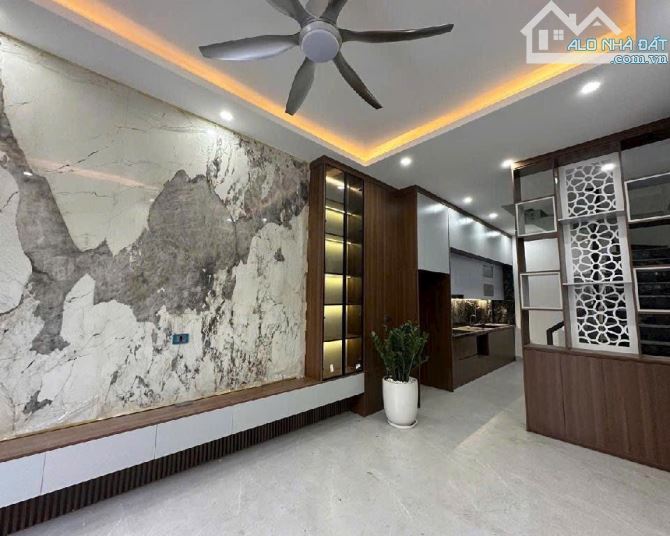 NHÀ LONG BIÊN - NỘI THẤT FULL - Ô TÔ ĐỖ GẦN -ĐỐI DIỆN AEON MALL - NGAY CẦU VĨNH TUY
