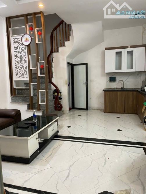 Cho Thuê Nhà PHỐ THẠCH BÀN LONG BIÊN 8.5 TRIỆU 35m, 5 tầng, full nội thất, ô tô
