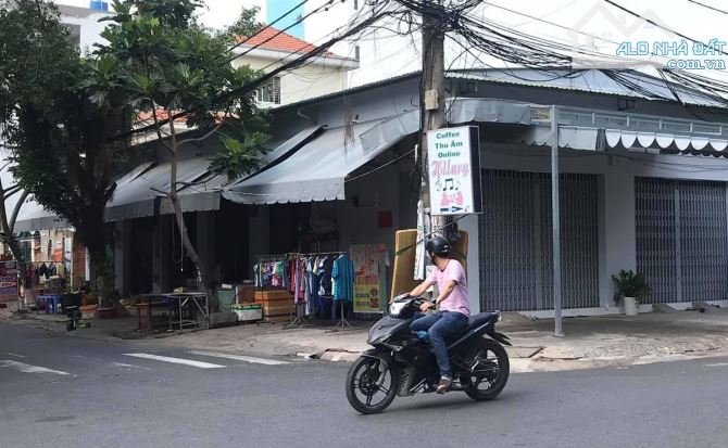 Bán nhà góc 2MT Cư Xá Phú Lâm B, 5 x 18m, cấp 4, giá 10.7 tỷ. gần chợ Bà Hom.