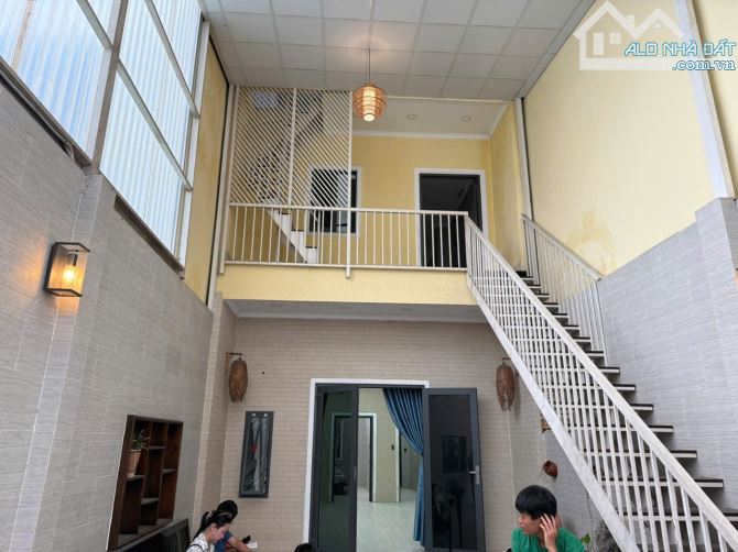 NHÀ 2 TẦNG MỚI, 122M2 NGANG 4,7M SỔ RIÊNG,THỔ CƯ MT ĐƯỜNG NHỰA 5M THÔNG QL13 - XEM NHÀ TL
