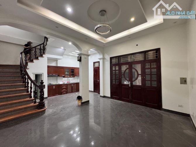 TRUNG TÂM CẦU GIẤY - NHÀ RA MẶT PHỐ CẦU GIẤY 30M - GIÁ TỐT