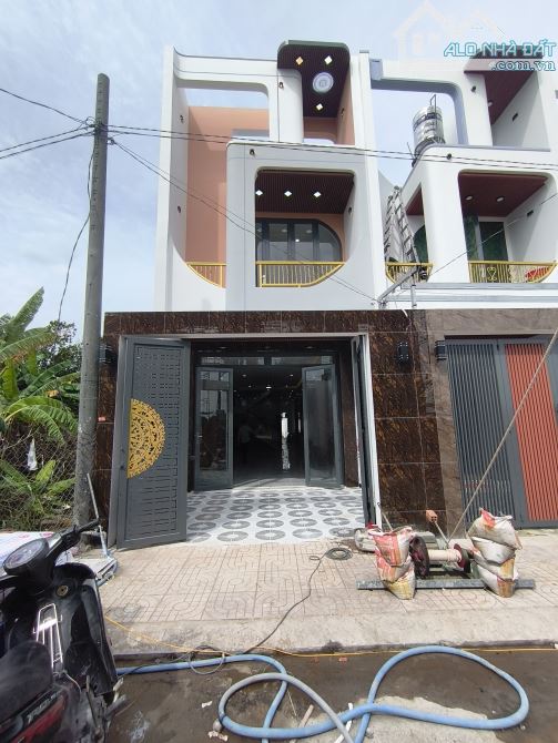 VILLA SÂN VƯỜN 218M2 TẶNG FULL NỘI THẤT GIÁP RANH BÌNH CHÁNH