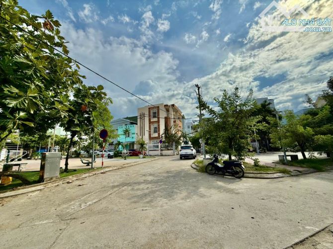 NHÀ 3 TẦNG – CÁCH HỒ XUÂN HƯƠNG 50M-VIEW CÔNG VIÊN- SÁT BIỂN MỸ KHÊ – DIỆN TÍCH KHỦNG 400M