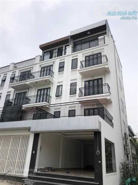 Cho thuê mặt bằng kinh doanh đẹp sầm uất nhất. Diện tích 200m2, mặt tiền 15m, vỉa hè rộng.