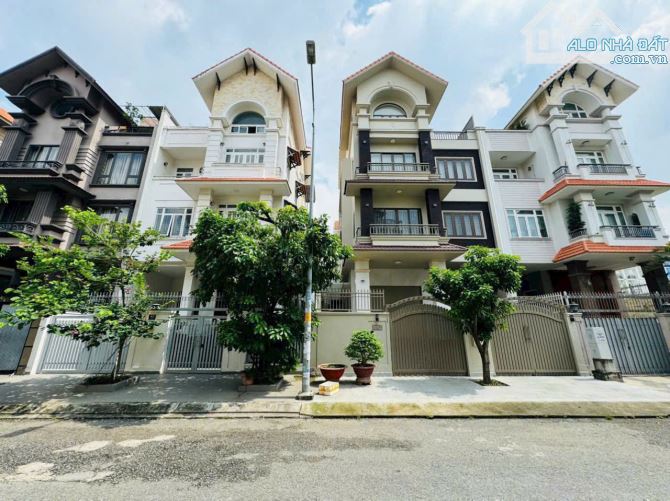 Cho thuê nhà him lam Quận 7 dạng văn phòng có thang máy giá 50 triệu.