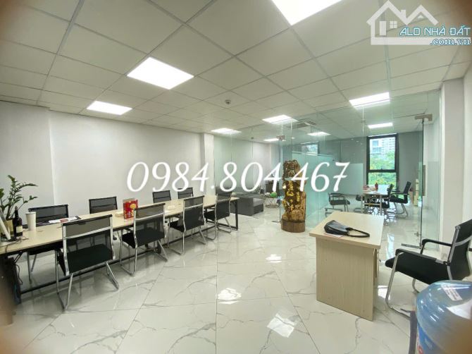 Cho thuê văn phòng diện tích 156m2 giá 26 triệu tại phố Hàm Nghi, Nam Từ Liêm, chia sẵn 2p