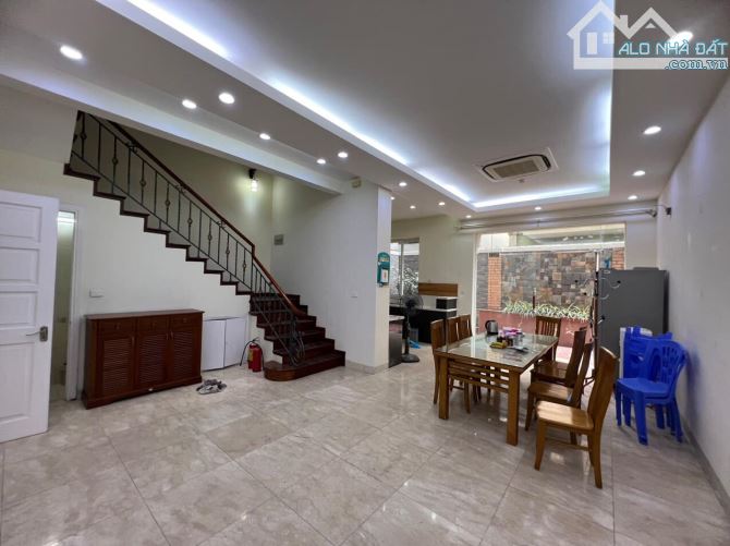 Cho thuê tòa nhà vip nhất khu. Lô góc đắc địa. Diện tích 170 m2, 6 tầng, thang máy