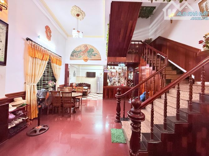 KHÔNG THỂ CHÊ NỮA. NGÔI NHÀ GỖ HƯƠNG FULL, 2MẶT TIỀN, NỞ HẬU, OTO TRÁNH, CÁCH HÀ HUY TẬP