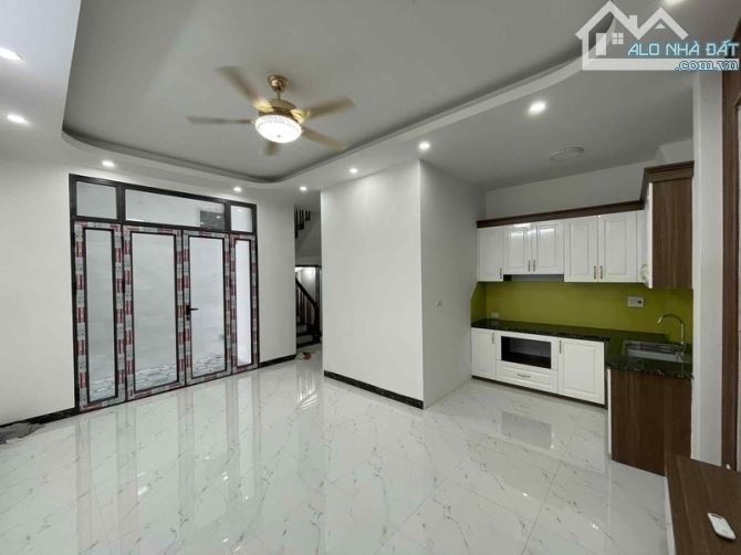 Nhà mới TRƯƠNG ĐỊNH. 42m. Mới kính koong 5 tầng thang máy
