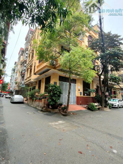 Bán Lô góc Trần Quốc Hoàn - 26 Tỷ - 72m2 - Ô tô tránh - mặt tiền 11m