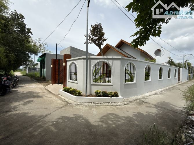 Cần bán nhà vườn 172m2, góc 2 Mặt Tiền, 7x22 , nở hậu 10m