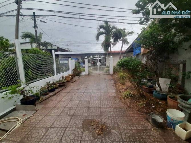Cho thuê nhà 150 m2 có sân rộng mặt tiền Tầm Vu 7 triệu