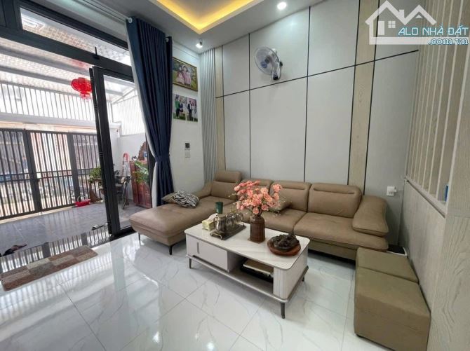 Nhà phố đẹp ngay gần km3 full nội thất có thêm cả năng lượng mặt trời