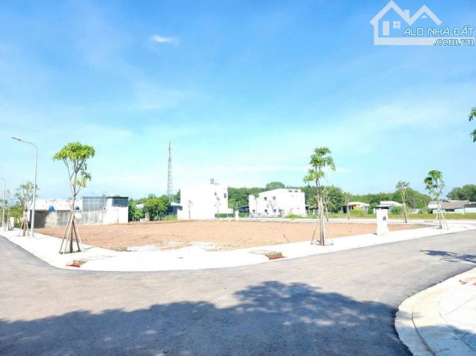 Bán đất 2 mặt tiền, full thổ cư, sổ riêng, 1 tỷ hơn, đường 7m, ngân hàng hỗ trợ 70%.