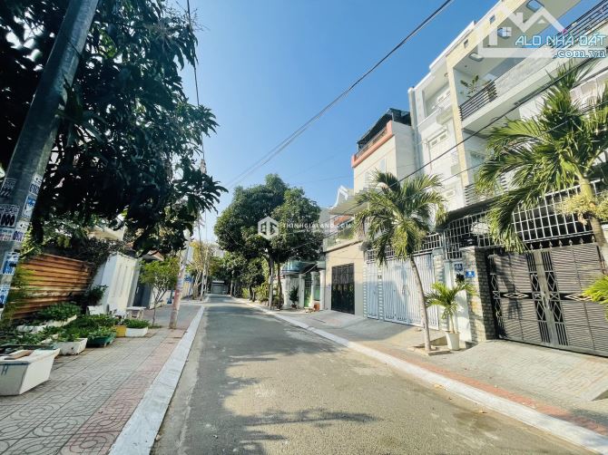 BÁN NHÀ CẤP 4 CÓ SÂN ĐỂ OTO PHƯỜNG 9, FULL THỔ CƯ 100M2- GIÁ 9,2 TỶ - TRƯỚC NHÀ 11M